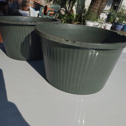 2 nice flower pots 2 for only $5.00