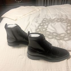 VINCE CAMUTO, JAYCOB BOOT, COLOR: BLACK, SIZE 10M/43