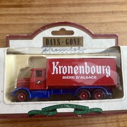 Lledo Days Gone Premier Collection 1937 Scammell 6-wheeler die-cast model truck featuring Kronenbourg beer branding