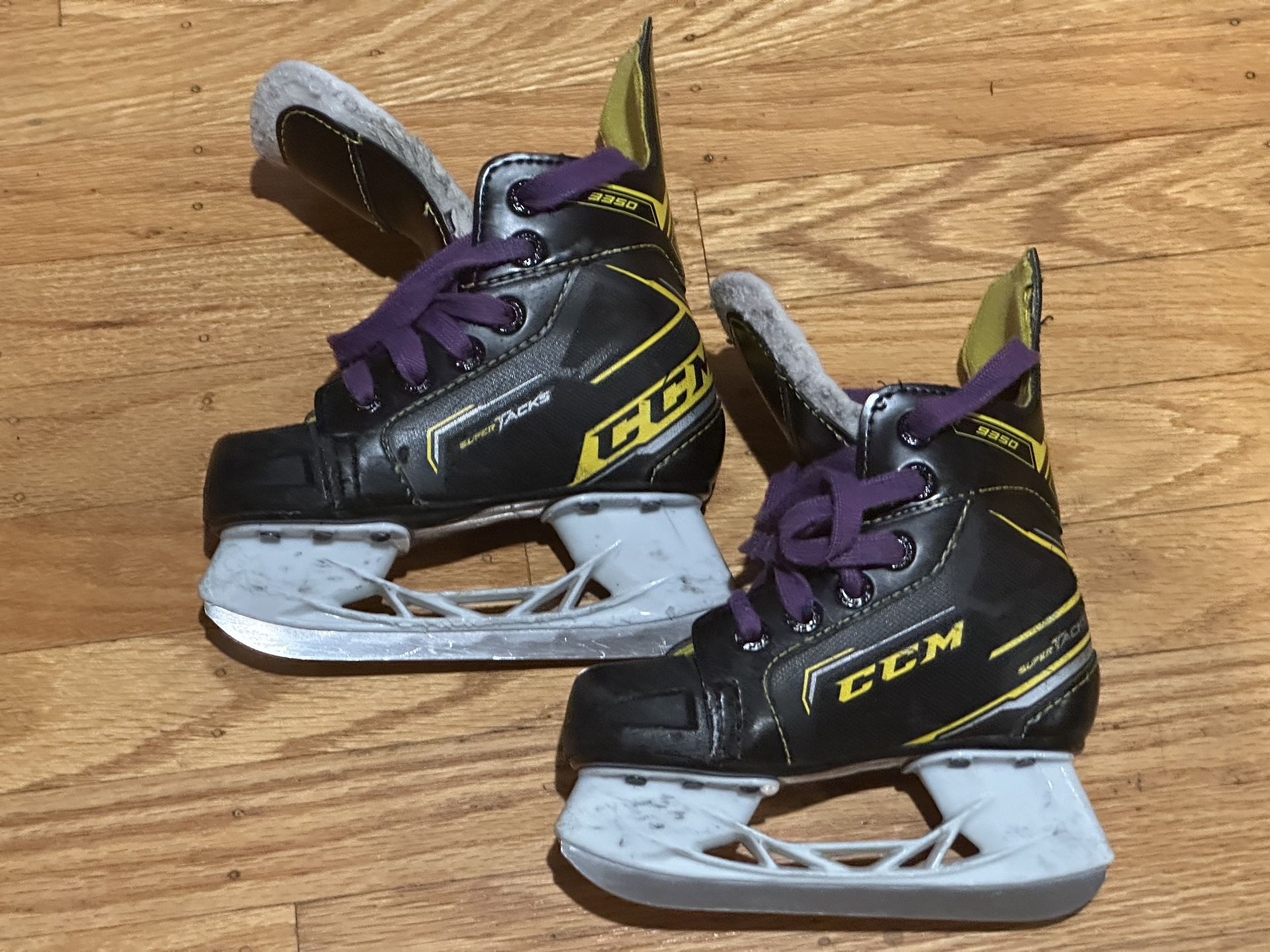 CCM Super Tacks 9350 Hockey Skates - Youth