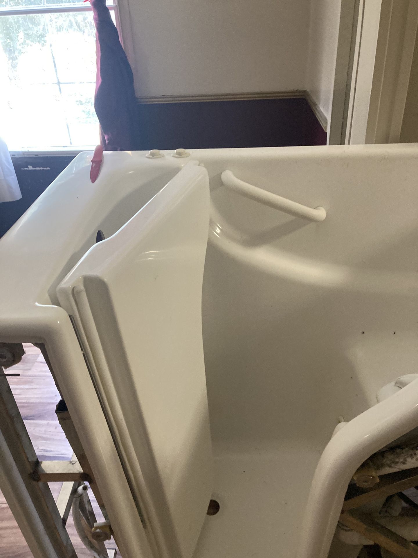 Walk In Bathtub With Massaging Jet New Never Installed