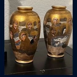 Satsuma mirror vases features intricate designs of Immortals in the 1000 Faces pattern.