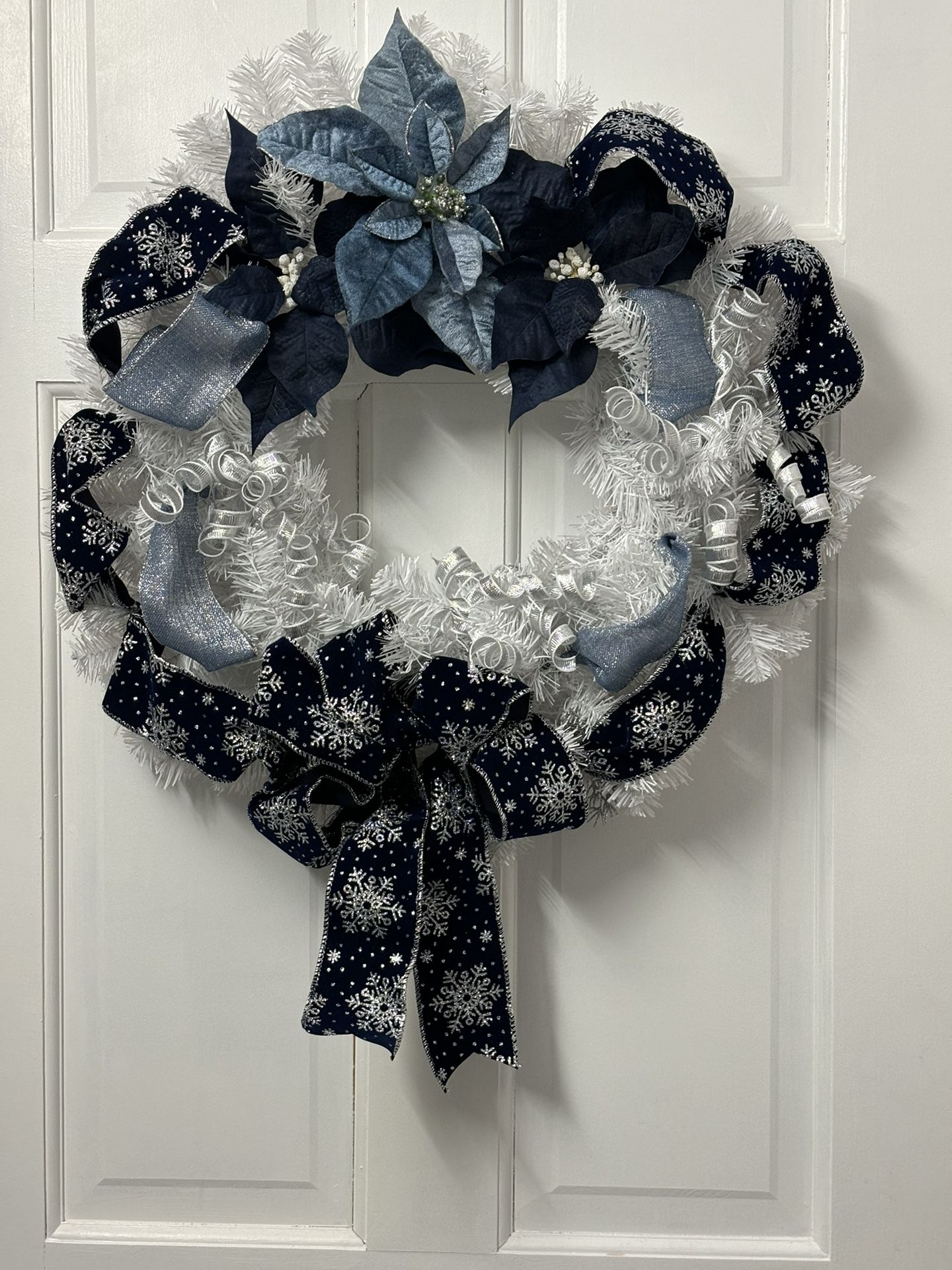  White/Navy/Light Blue Artificial Christmas Wreath 