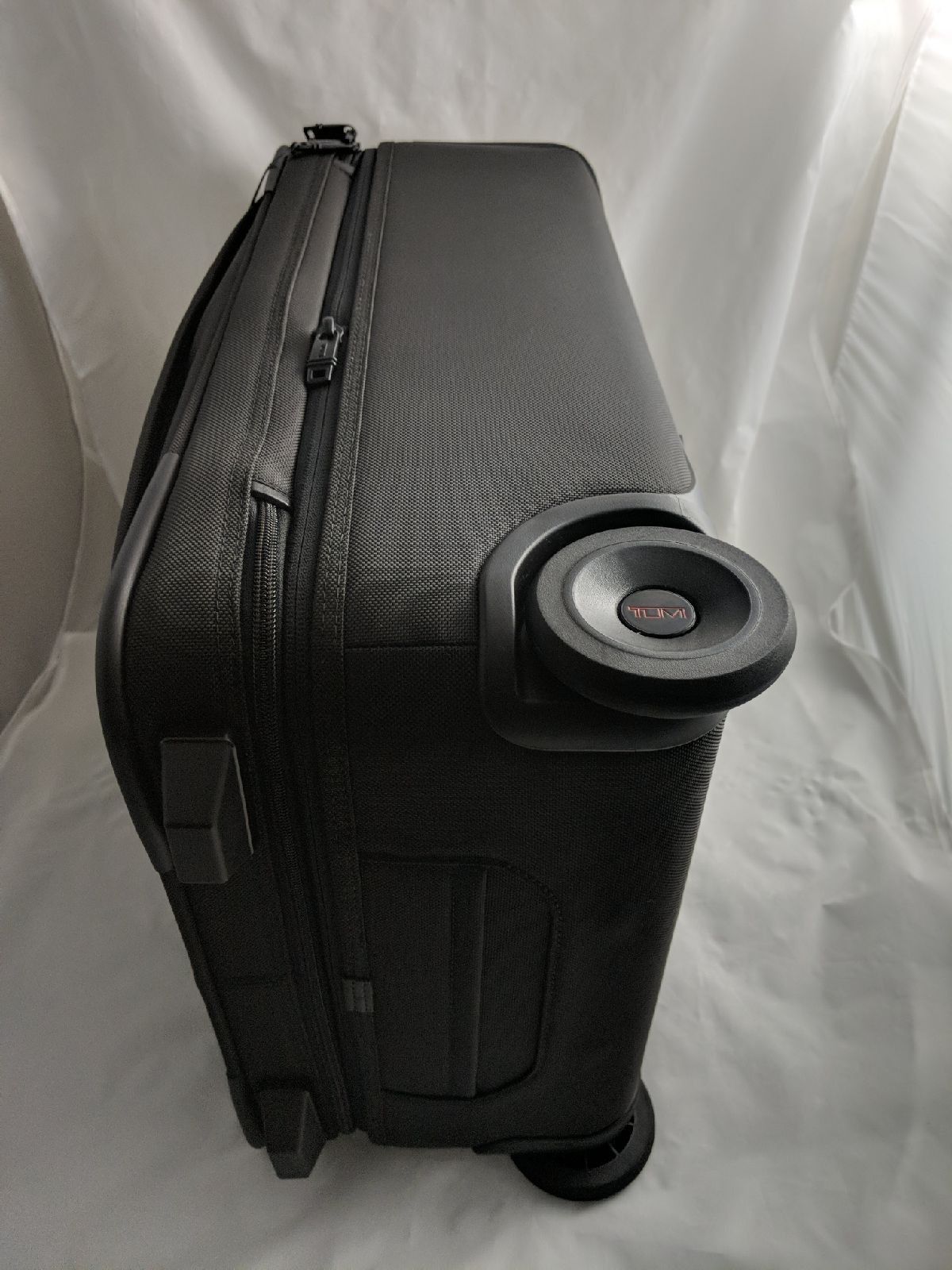 Tumi Alpha 2 International Expandable 2 Wheeled Carry-On 22 Tumi Alpha 2 International Expandable 2 Wheeled Carry-On 22