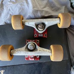 Venture Skateboard Trucks 