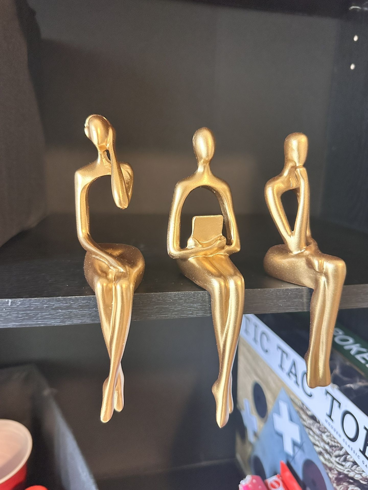 Statue shelf decoration