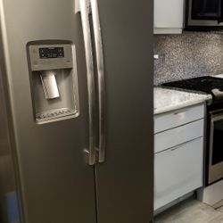 GE Refrigerator Side By Side Like New
