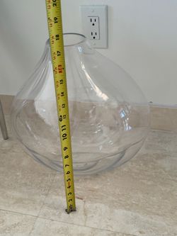 Sculpted glass vase