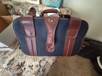 Vintage like new luggage suit case.