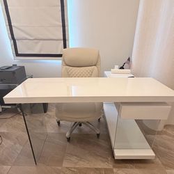 White desk like new lightly used