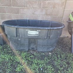 150 Gallon Rubbermaid Stock Tank