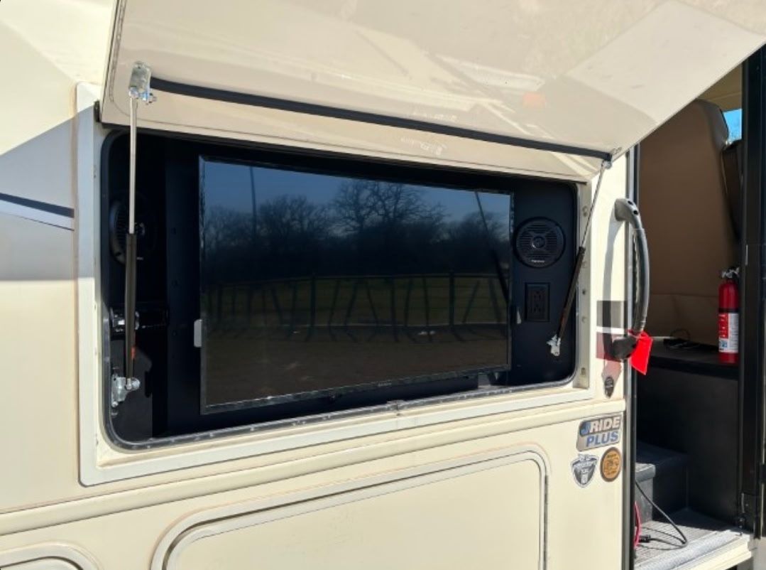 2019 33’ Jayco 82k Miles - $59k