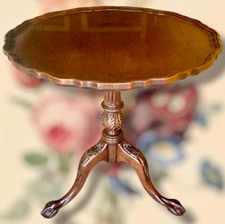 Beautiful Vintage Chippendale Style Carved Mahogany Pie-Crust Tilt-Top Tea Table