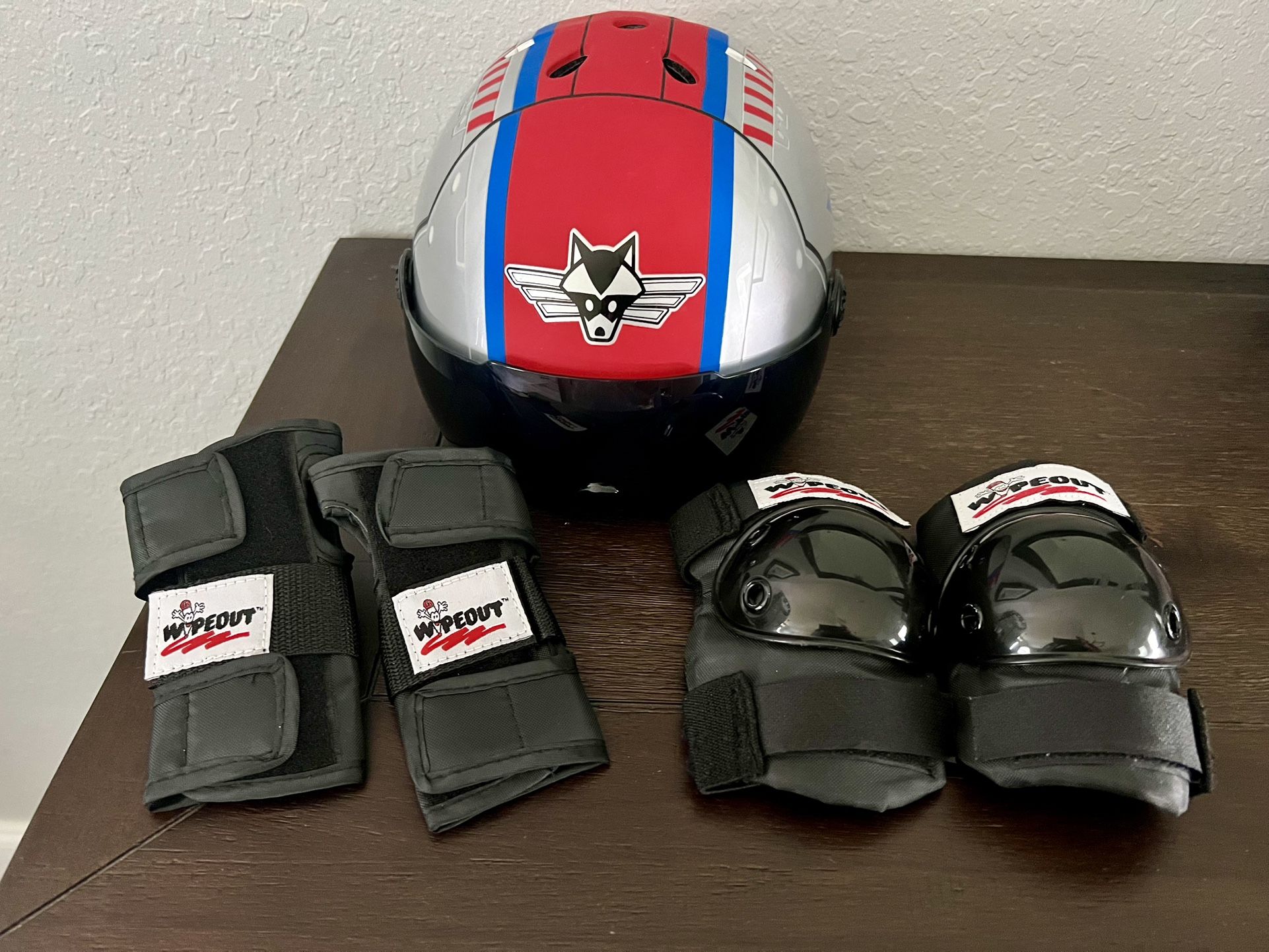 KIDS HELMET AND PADS BUNDLE / BIKE HELMET