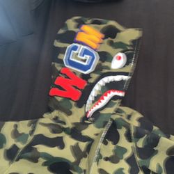  bape hoodie size medium (brand new)