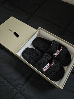 Balenci Furry Slides - Black
