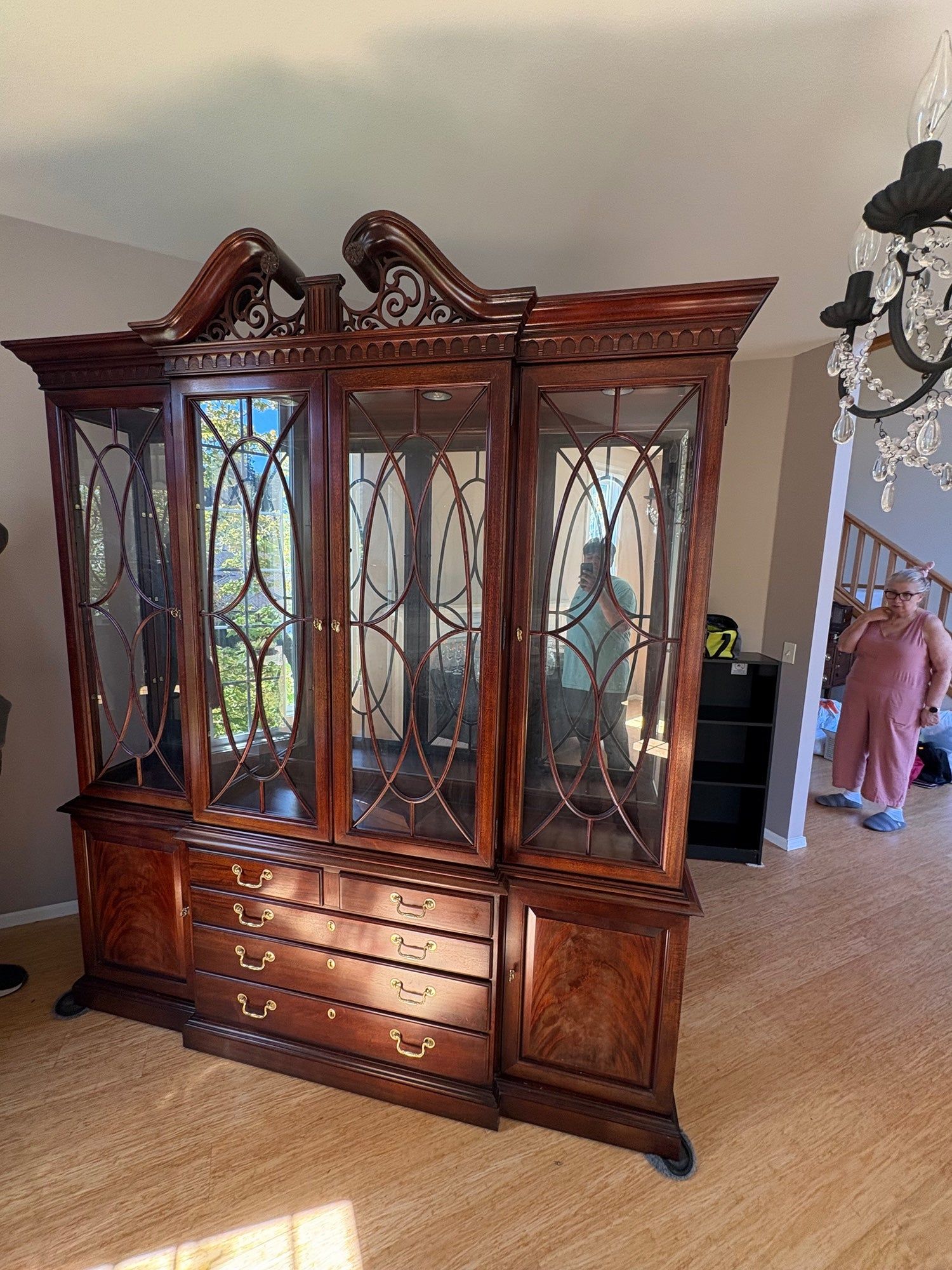 Thomasville Georgian Style Large Mahogany China Display Breakfront