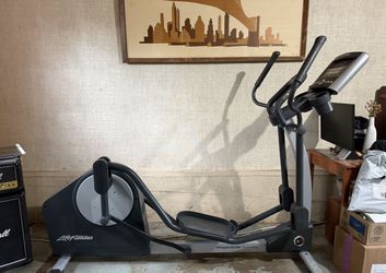 Life Fitness X3 Commercial Grade Eliptical $1895 MSRP