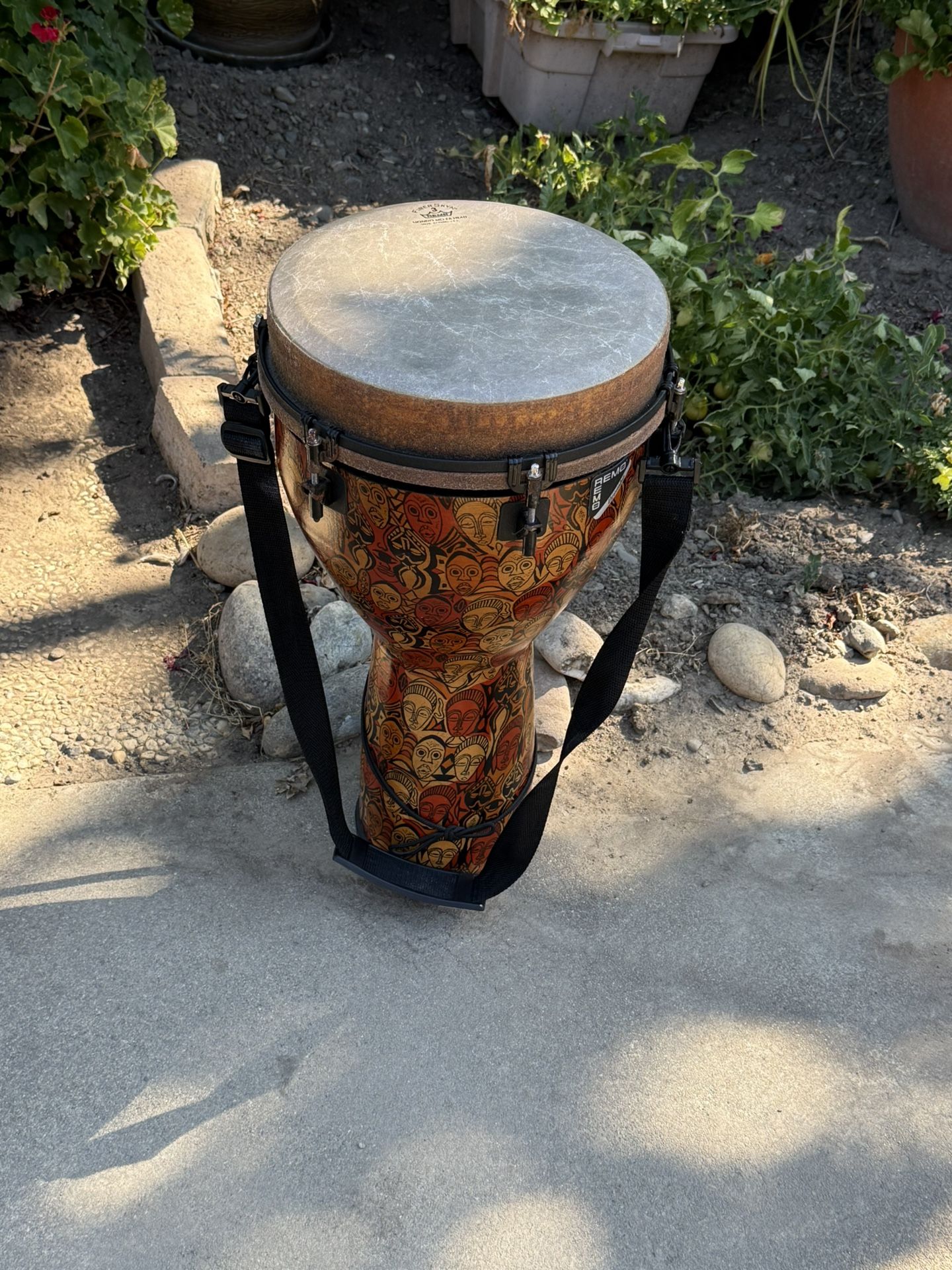 Nice 😊 Remo Mondo DJ-0012-LM Key-Tuned Djembe Multi- Mask