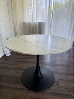 Round dining table