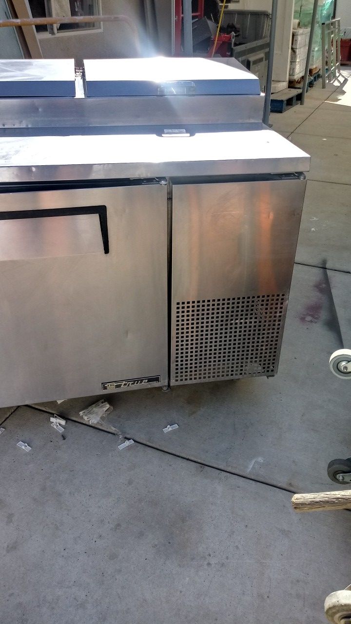 Pizza prep table 3 door refrigerated base
