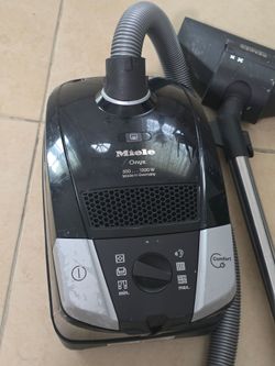 Miele Onyx canister vacuum cleaner, likely a Compact  https://offerup.com/redirect/?o=bGFiZWwuSXQ=  a 1200W motor with adjustable suction control via 