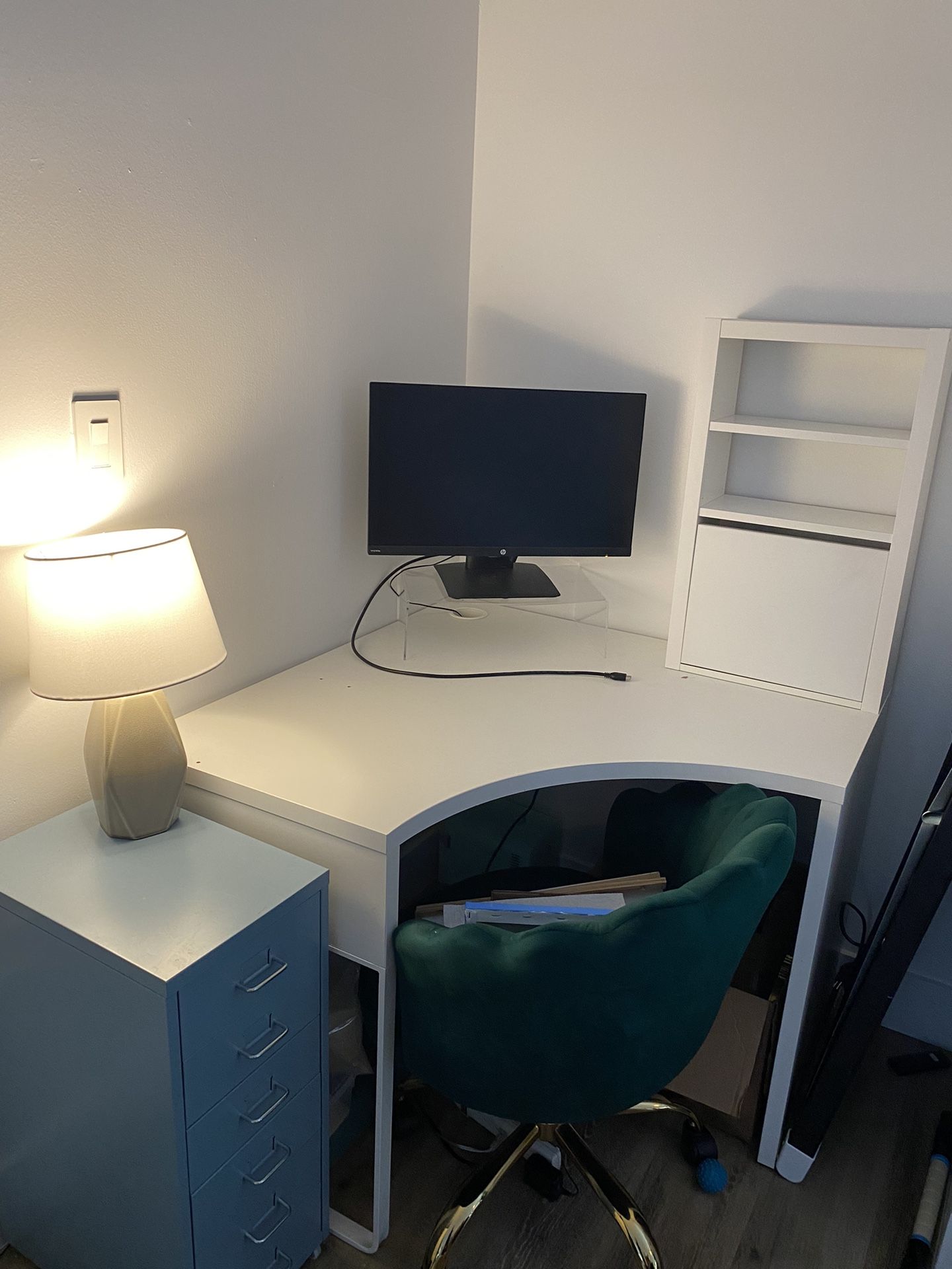 White Corner Desk With Shelves