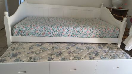 Day Bed with trundle