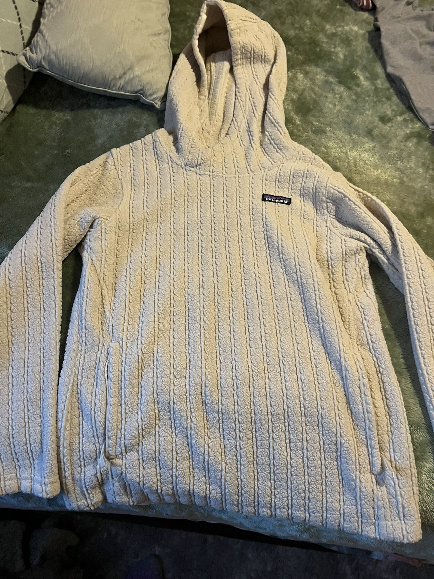 Patagonia Small beige sweater knit style,