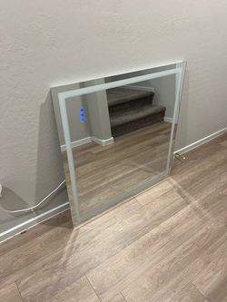 LIGHT UP MIRROR 36IN x 36IN