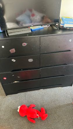 Dresser with 4 drawers