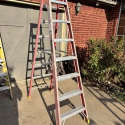 8ft Louisville Fiberglass Ladder- 300lbs weight limit