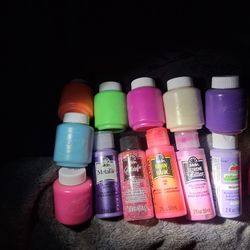 5 Pack Of Art Canvases And Assorted Craft Paints Bundle....