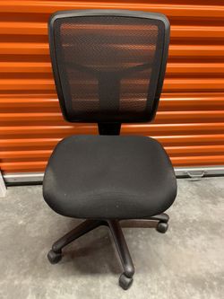 Used desk chair .... silla de escritorio usada
