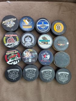 16 NHL hokey pucks