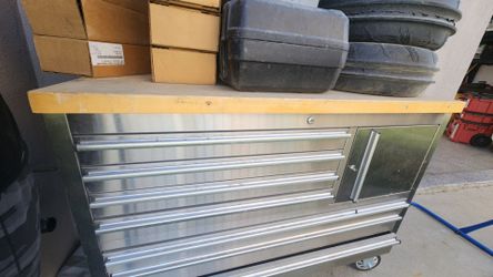 Rolling tool chest
