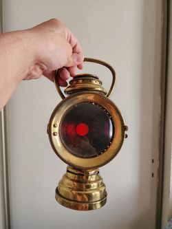 ROSA MFG. CO. "Neverout" (Right side), early 1900s. This lantern was manufactured by a company based in Pennsylvania, USA, around 1890.