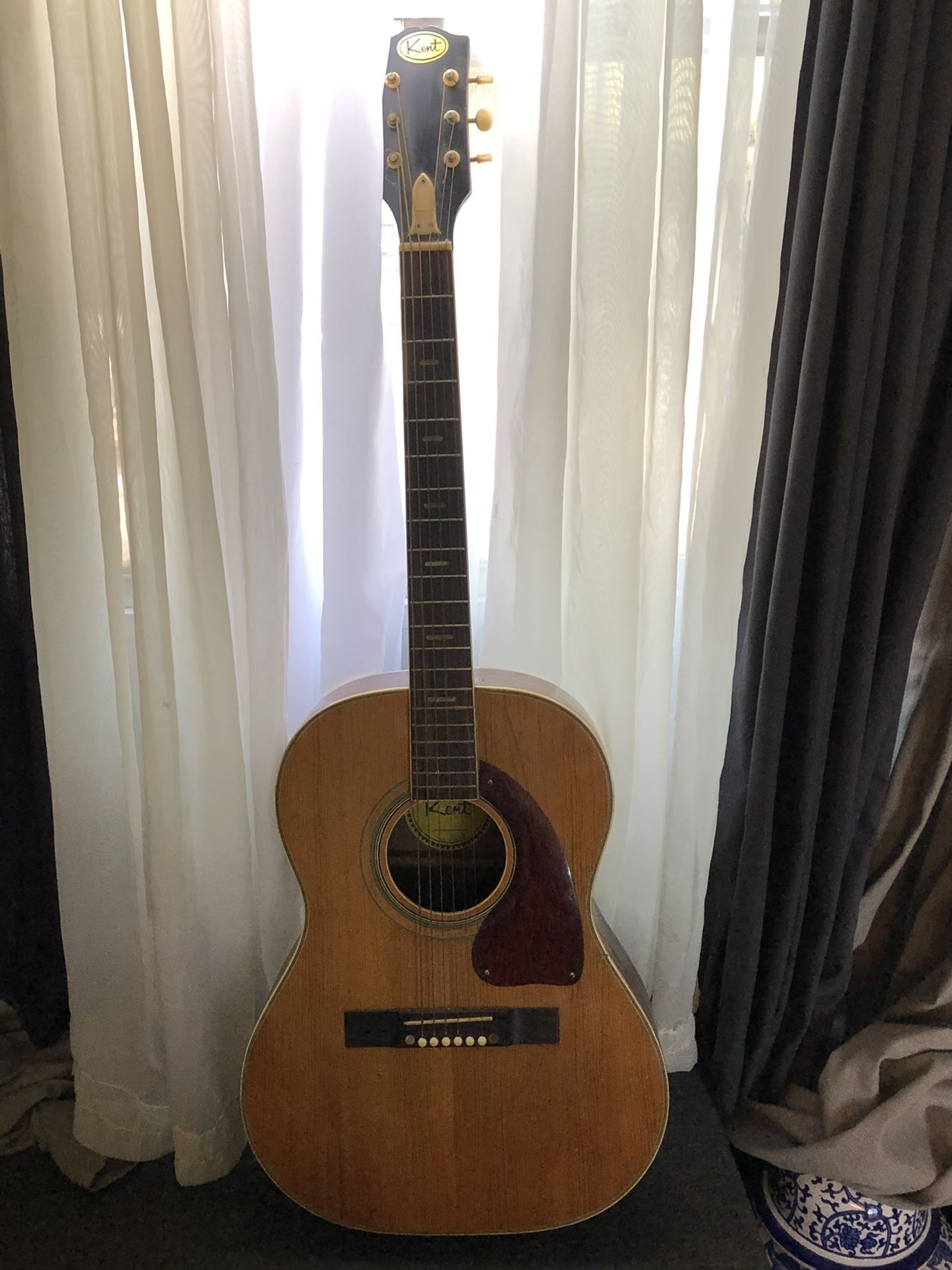 KENT ACOUSTIC GUITAR