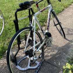 TREK 2200  ALUMINIUM CARBOM  BIKE SIZE 26 