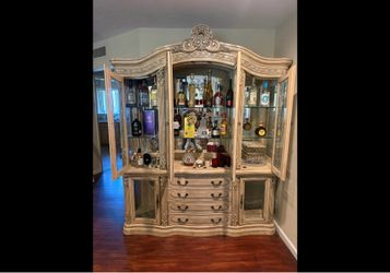 Bitrina De Lujo Mueble con todos Los tequilas con casi 15 botellas ablo español