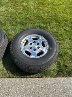 Chevy 16-Inch Alloy Wheel with 265/70R16 Tire