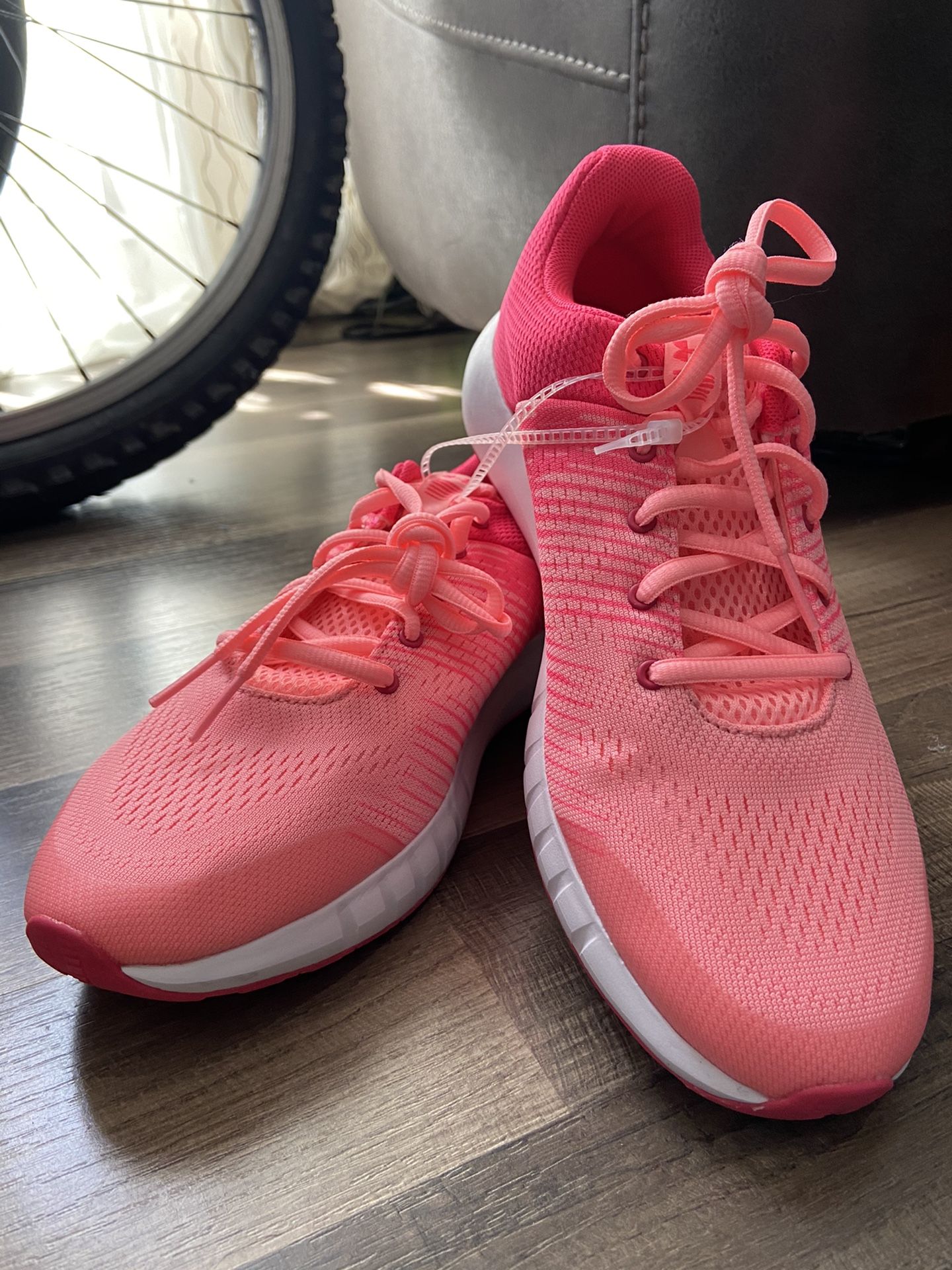 UNDER ARMOUR Salmon Pink Running Shoes - BRAND NEW Women’s 7
