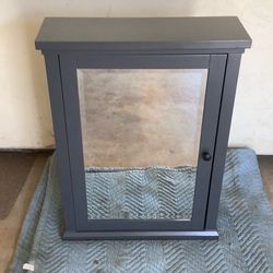 Bathroom medicine cabinet