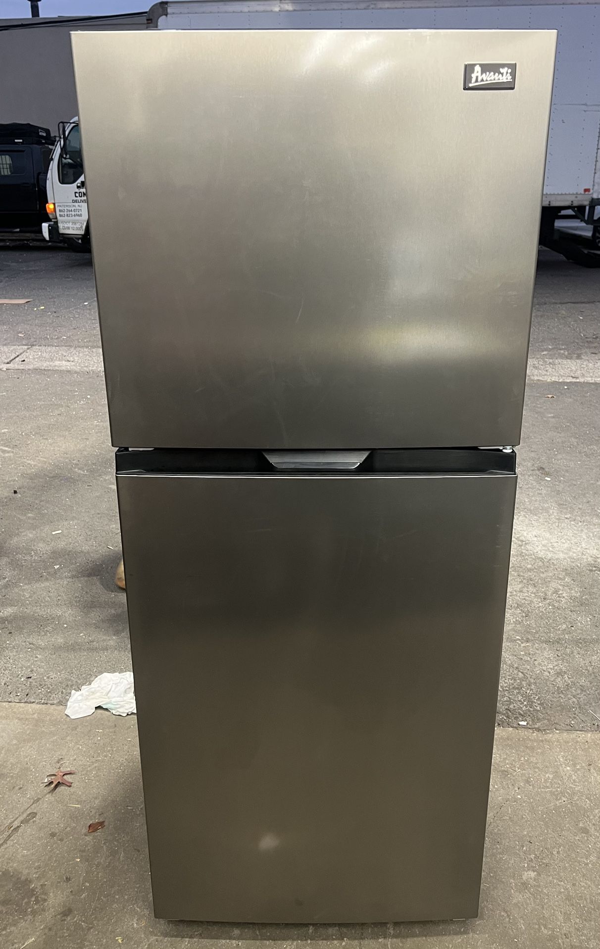 24 Inch Wide Avanti 10.0 cu. ft Top Freezer Refrigerator (New Floor Model)