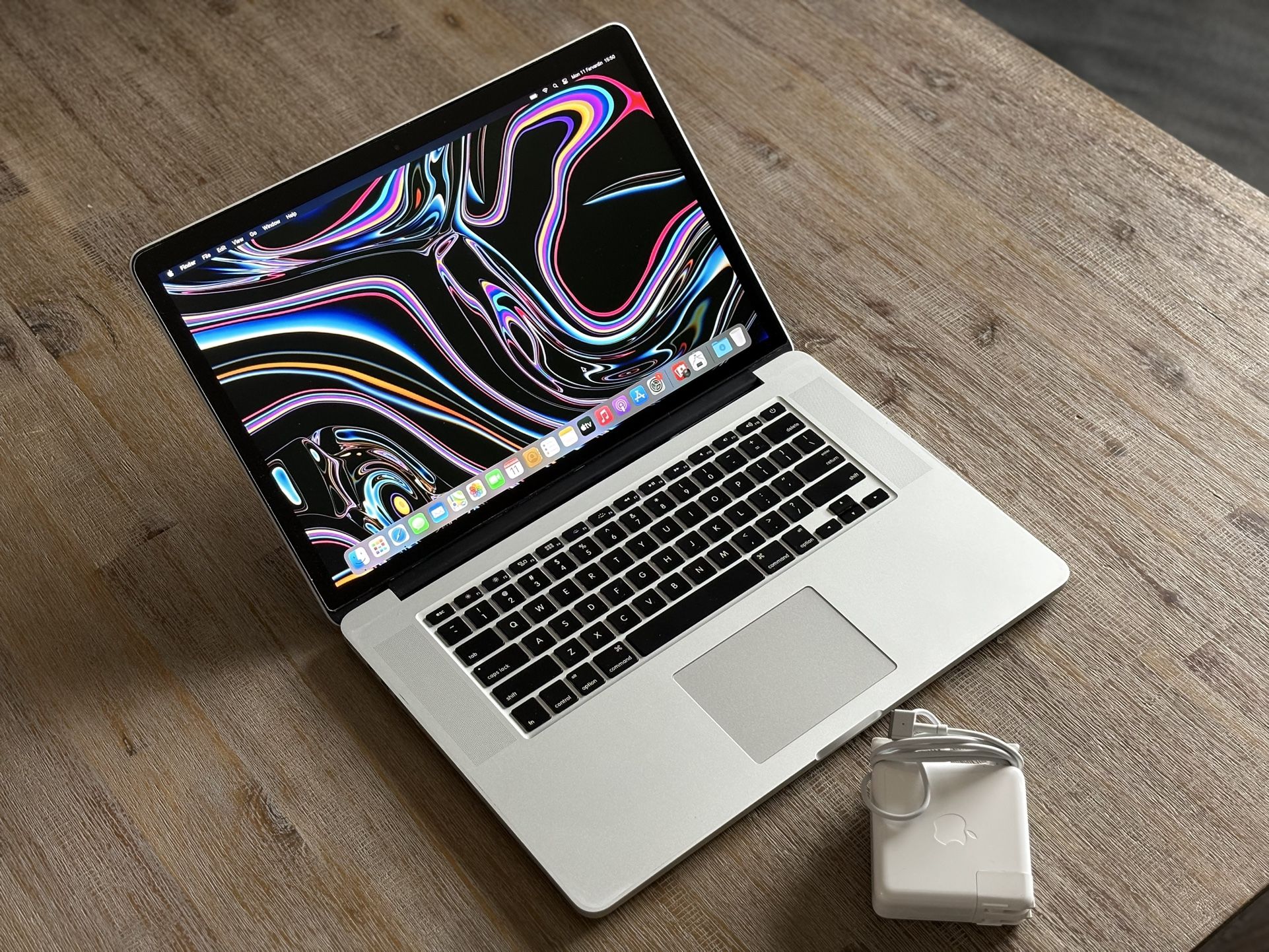 15” MacBook 2.3ghz i7 / 500GB SSD