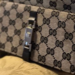 Gucci Long Wallet With A Lot Of Soace For So Much More. 