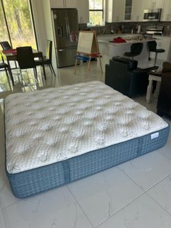 New!!! King Handmade Aireloom Preferred Collection Streamline Luxury Firm mattress. Never slept on   Showroom model never slept on I can deliver or co