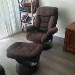 Beautiful Swivel Recliner and Ottoman in (Good Shape)