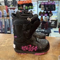 Forum size 6 1/2 snowboard boots certified with warranty located at Sin city snowboards