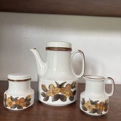 Vintage MCM Handgemalt Stoneware Pottery Teapot With Sugar Bowl And Creamer. 